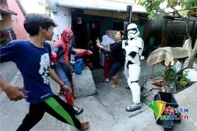 印尼街头艺人扮成蜘蛛侠和风暴兵为居民送欢乐图片
