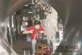 石龙白铁匠人洪逸民：“叮当”声响中坚守41载 希望将这门手艺传承下去图片