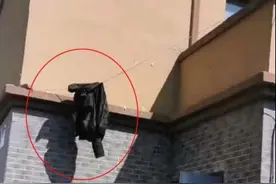 老人带孩子外出玩耍 天降棉被砸中3岁女童图片