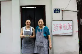 疫情下的坚守——79岁老妇与她的“方寸灶台”图片