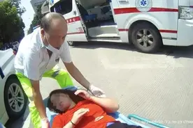 浙江街头一辆宝马不停绕圈！撞停后打开车门一看：女司机已一动不动……图片