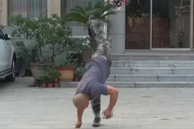 高手在民间！济南一男子苦练三年“一指禅”空翻，30秒内可翻25个图片