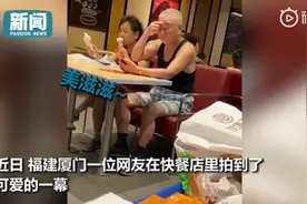 老爷爷陪老奶奶排排坐吃冰激凌，奶奶一手拿一个，网友纷纷喊话另一半图片