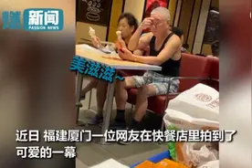 老爷爷陪老奶奶排排坐吃冰激凌，奶奶一手拿一个，网友纷纷喊话另一半图片
