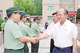 ​回建武卫东走访慰问驻张部队官兵图片