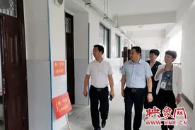 确山县领导到新一高2020年公开招聘专业教师的面试考点视察图片