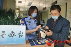 一丝不苟的90后车辆查验员贺丽娜图片