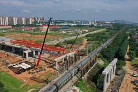 伊莱克斯大道西延跨京广铁路桥首梁架设成功图片