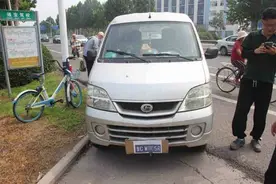 假的有点过了！男子竟用A4纸打印车牌上路 桓台交警：扣12分图片