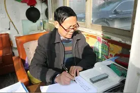 利川6旬门卫大爷成“扫地僧”，坚持十余年手抄百万字法规、讲话图片