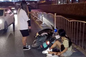 电动车与出租车相撞，两女子伤得不轻图片