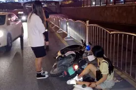 电动车与出租车相撞，两女子伤得不轻图片