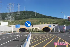 烟台塔山南路平顶山隧道正式通车 有效缓解红旗路和港城东大街交通压力图片