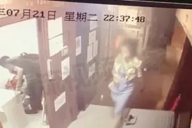 女子深夜遭陌生男子尾随到家门口，敲门喊话：我想和你约会图片
