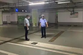 这个商场的停车场出入安全“升级”图片