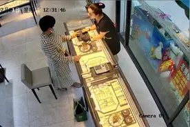 郑州一女士珠宝店内试戴金手镯，没取下就走了！店方已报警图片
