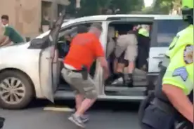 美国网友怒了！便衣警察把18岁抗议女子强行拖入车中，数百万人网络围观图片
