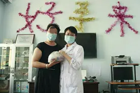 用手比划+纸上写字+看表情 医护人员帮聋哑孕妇顺利产女图片