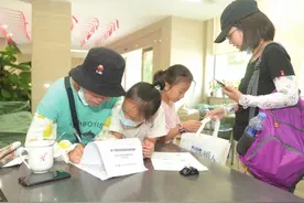小报童们，听“学长学姐”支招！往届报童讲述卖报诀窍；想带孩子报名抓紧今明两天图片