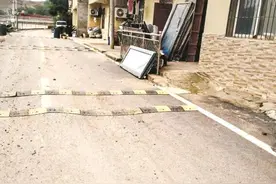 搅拌车穿行村道居民饱受侵扰，村干部称下月借道结束，城管表示如有不规范运输将整改图片