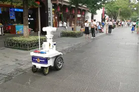 南京夫子庙景区现机器人“巡警”图片