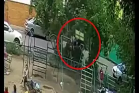 哈萨克斯坦两名男孩荡秋千时被断裂秋千甩出摔在地上图片