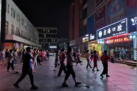 广场舞配大音响 北京公园噪音依然“震耳朵”图片