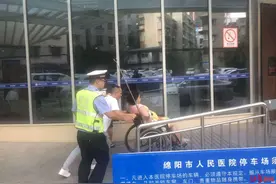 高速路上孕妈妈羊水破裂 警车开道紧急送医 入院2分钟后产下一女图片