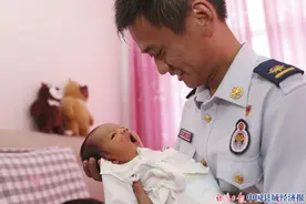 抗洪一线“隔屏抚儿”的赣榆籍消防员彭阿瑞回家了图片
