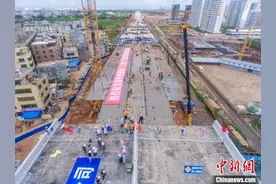 海口海秀快速路二期项目主线高架桥合龙图片
