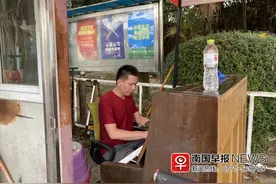 南宁一烧鸭店被拆后，老板现场秒变“钢琴王子”…图片