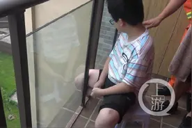 小男孩早起晨读，坐下去就起不来了……图片