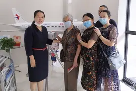 百岁老人顺利乘飞机到重庆看望哥哥图片