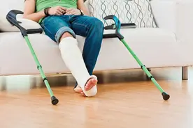 有人咳嗽一下就骨折？浙江衢化医院骨科医生：这种情况年轻人也要警惕图片