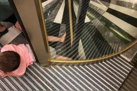 又双叒叕被门被卡了！假期看好自家“熊孩子”图片