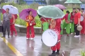 说好明早才走凌晨却悄悄离开……没赶上为抗洪战士送行，她哭红了眼图片