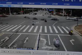 百色5名儿童骑1辆共享电动车过红绿灯，花式超载吓坏路人图片