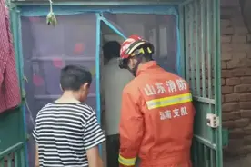 喂，119吗？我床边趴着条鳄鱼，一米多长……图片