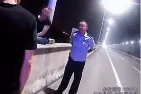 这个“扭腰民警”火了图片