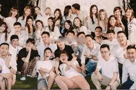 王嘉尔现身朋友求婚现场 与着装清凉辣妹亲密合照图片