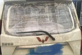 车窗破碎用胶带“包扎”事故车上路行驶被查图片