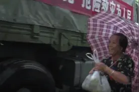 泪目！冒雨送熟鸡蛋，这场面可以说是“中国特产”了图片