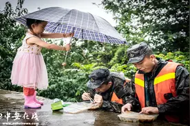 「地评线」中安时评：“小可爱”为“大可爱”撑伞是节日最好的礼物图片