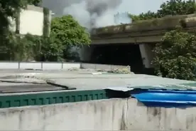 浓烟滚滚！皮卡车在南宁一立交桥上自燃，瞬间被烧成一团“火球”图片