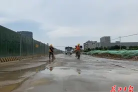 武汉高新大道主道后天起开始改造，主道全封闭施工图片