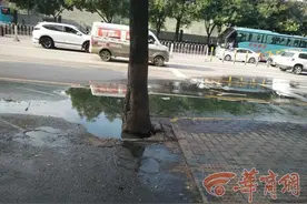 西安环城北路下水道堵塞污水流了半边马路 街道：将尽快解决图片
