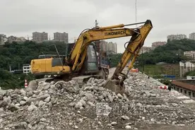 穿重达三斤的“皮鞋”干活！为了维修长江大桥，他们拼了图片