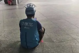 外卖小哥头盔“萌照”火遍全网！广西交警发话了图片