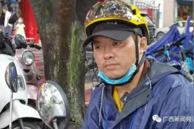 无腿父亲戴着假肢送外卖，1天跑13小时送30单，他说：要供女儿上到大学图片