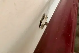 2020夏令热线·现场目击｜木质扶手摇晃晃 老人爬楼有点慌图片